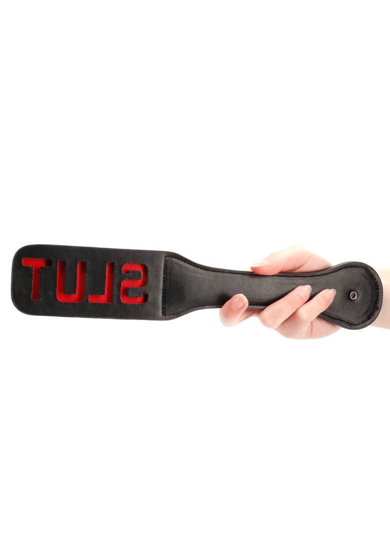 Μαύρο Δερμάτινο Paddle "SLUT" με Ανάγλυφη Στάμπα