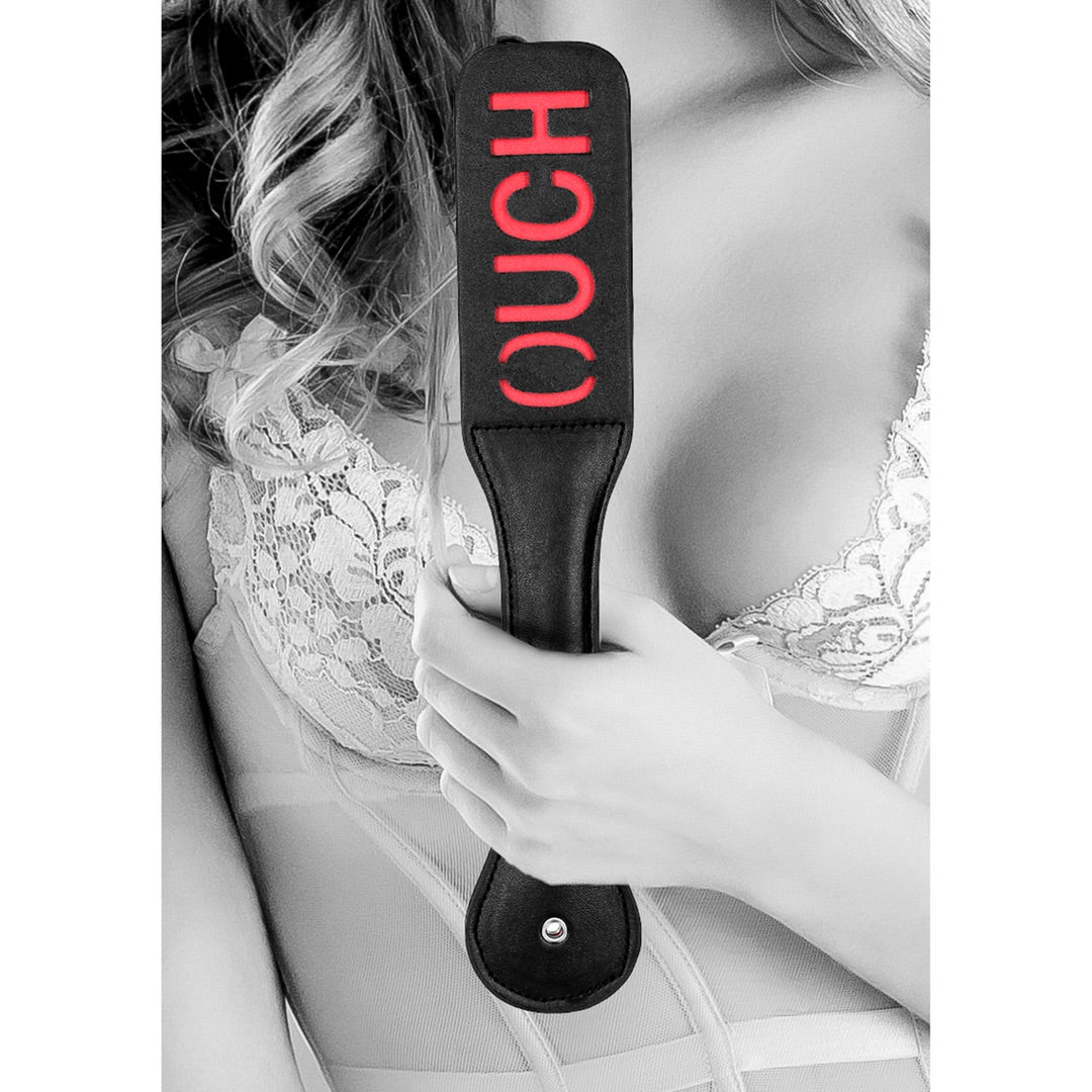 Μαύρο Δερμάτινο Paddle "OUCH" με Ανάγλυφη Στάμπα